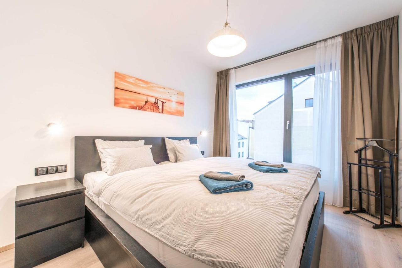Quiet & New Near Center With Garage דירה