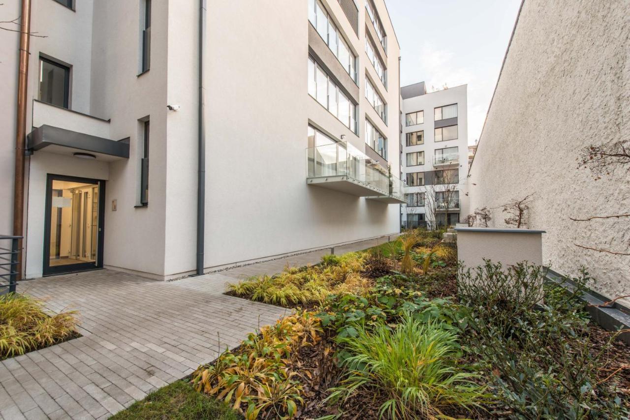 Quiet & New Near Center With Garage דירה פראג
